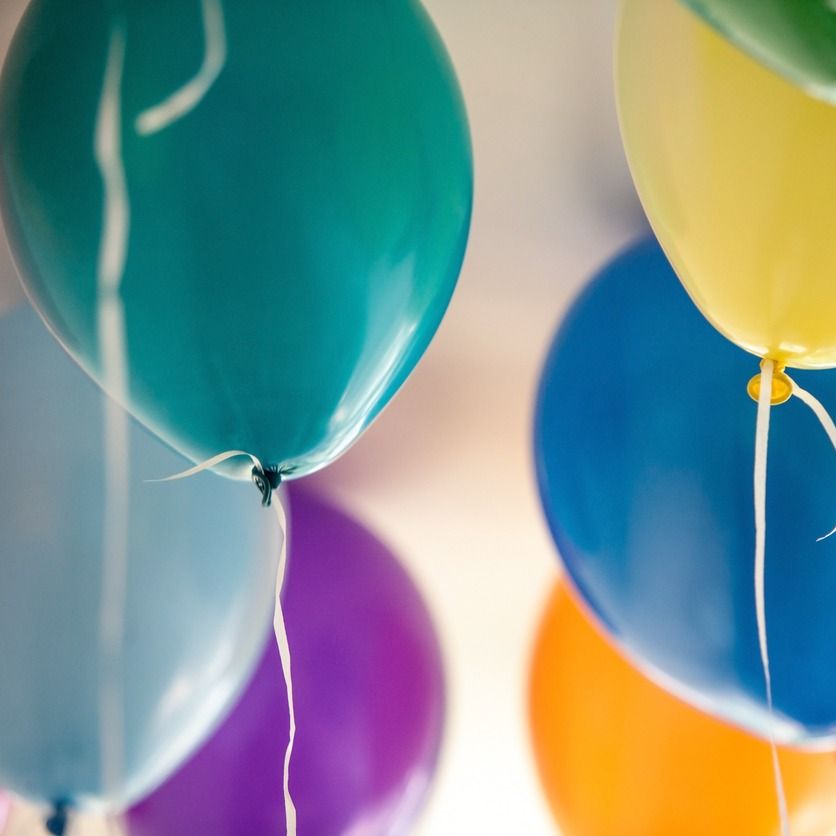 recorte de globos de colores que ascendieron al techo